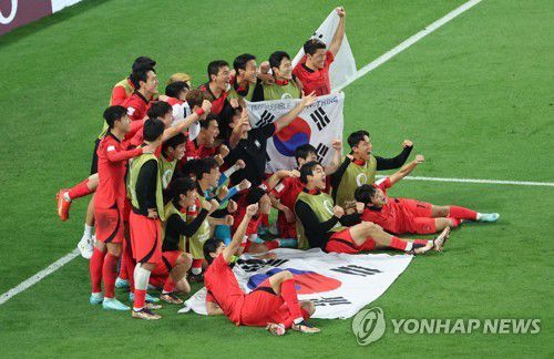 16강 진출하는 대한민국!(알라이얀=연합뉴스) 김주성 기자 = 3일 오전(한국시간) 카타르 알라이얀의 에듀케이션 시티 스타디움에서 열린 2022 카타르 월드컵 조별리그 H조 3차전 대한민국과 포르투갈 경기. 포르투갈을 2-1로 이기며 16강 진출에 성공한 한국 선수들이 기뻐하고 있다. 2022.12.3 utzza@yna.co.kr