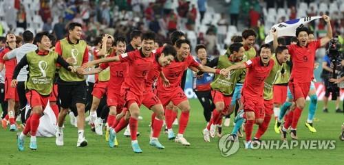 '가자! 16강으로!'(알라이얀=연합뉴스) 임헌정 기자 = 3일 오전(한국시간) 카타르 알라이얀의 에듀케이션 시티 스타디움에서 열린 2022 카타르 월드컵 조별리그 H조 3차전 대한민국과 포르투갈 경기. 포르투갈을 2-1로 이기며 16강 진출에 성공한 한국 선수들이 세리머니를 하고 있다. 2022.12.3 kane@yna.co.kr