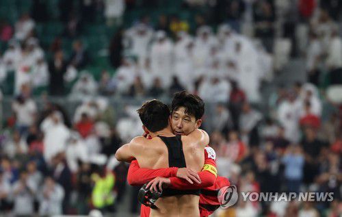 황희찬과 포옹하는 손흥민(알라이얀=연합뉴스) 임헌정 기자 = 3일 오전(한국시간) 카타르 알라이얀의 에듀케이션 시티 스타디움에서 열린 2022 카타르 월드컵 조별리그 H조 3차전 대한민국과 포르투갈의 경기. 후반 추가시간 황희찬이 16강 진출을 결정짓는 역전골을 성공한 뒤 손흥민과 포옹하고 있다. 2022.12.3 kane@yna.co.kr