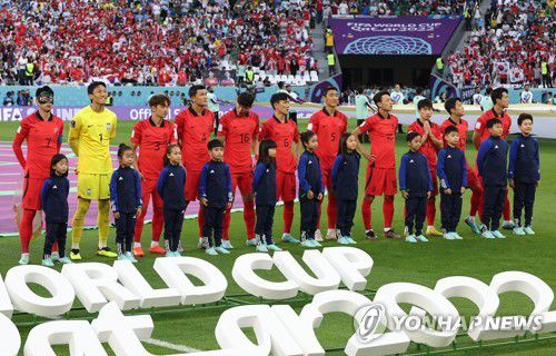 우루과이전 나서는 대한민국 축구대표팀(알라이얀=연합뉴스) 임헌정 기자 = 24일 오후(현지시간) 카타르 알라이얀의 에듀케이션 시티 스타디움에서 열린 2022 카타르 월드컵 조별리그 H조 1차전 대한민국과 우루과이 경기에서 선발 출전한 손흥민 등 대한민국 축구 대표팀이 입장해 그라운드에 서 있다. 2022.11.25 kane@yna.co.kr