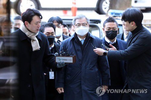 서훈 전 국가안보실장, 영장심사 출석(서울=연합뉴스) 한상균 기자 = 서훈 전 청와대 국가안보실장이 2일 오전 서울중앙지법에서 열린 '서해 공무원 피격 사건' 관련 구속 전 피의자 심문에 출석하고 있다. 2022.12.2 [공동취재] xyz@yna.co.kr