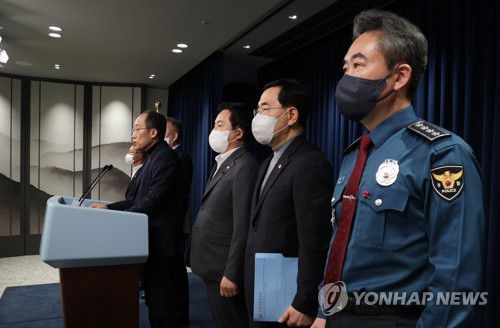 추경호 "업무명령 미이행엔 강력한 행정처분"(서울=연합뉴스) 서명곤 기자 = 추경호 경제부총리 겸 기획재정부 장관이 4일 오후 서울 용산 대통령실 청사에서 열린 화물연대 집단운송거부 대응과 관련한 관계장관회의를 마친 뒤 회의 내용에 대해 브리핑하고 있다 . 2022.12.4 seephoto@yna.co.kr