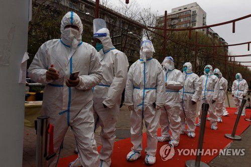 중구 코로나19 방역요원들[로이터 연합뉴스]