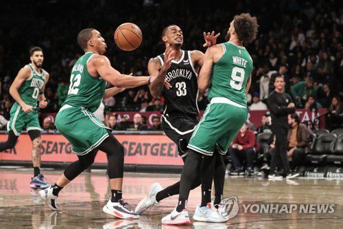 보스턴 수비에 막히는 브루클린 클랙스턴의 돌파[USA TODAY Sports=연합뉴스]