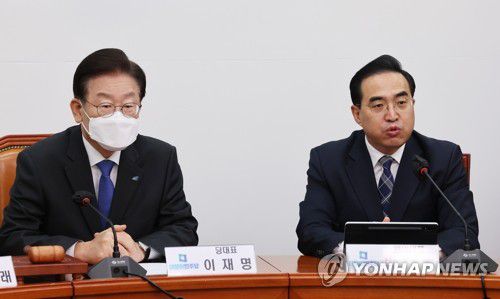 발언하는 박홍근 원내대표(서울=연합뉴스) 백승렬 기자 = 더불어민주당 박홍근 원내대표(오른쪽)가 5일 국회에서 열린 최고위원회에서 발언하고 있다. 2022.12.5 srbaek@yna.co.kr