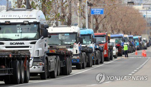 '멈추어 서 있는 화물차들'(포항=연합뉴스) 김현태 기자 = 화물연대 파업이 이어지는 5일 경북 포항시의 한 도로 갓길에 화물차들이 줄지어 서 있다. 2022.12.5 mtkht@yna.co.kr
