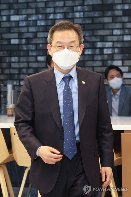 취임 이후 첫 현장행보 나선 이종호 과기정통부 장관(서울=연합뉴스) 임화영 기자 = 이종호 과학기술정보통신부 장관이 취임 이후 첫 현장행보로 24일 오후 서울 강남구 인공지능(AI) 반도체 기업인 퓨리오사AI에 방문해 AI반도체와 영상인식 기술 시연 설명을 듣기 위해 입장하고 있다. 2022.5.24 hwayoung7@yna.co.kr