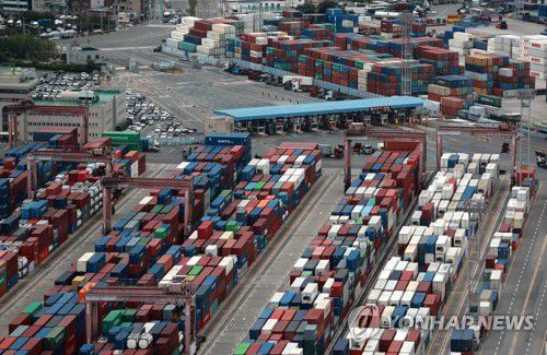 감소한 부산항 터미널 반출입량(부산=연합뉴스) 손형주 기자 = 전국민주노동조합총연맹 화물연대 총파업이 일주일을 맞은 13일 오후 부산항 부두에 컨테이너가 가득 쌓여 있다. 사진 위 화물차 주차장에서는 운행을 멈춘 화물차가 주차돼있다. 부산항 터미널과 항만 당국에 따르면 전날 오후 5시부터 이날 오전 10시까지 터미널 반출입량은 1만2천여 TEU(1TEU는 20피트 컨테이너 1개)로 지난달과 비교하면 20% 수준에 머무르고 있다. 부산항 장치율도 79.1%로 파업 전과 비교해 9%포인트가량 상승해 터미널 운영의 효율성을 떨어뜨리고 있다. 2022.6.13 handbrother@yna.co.kr