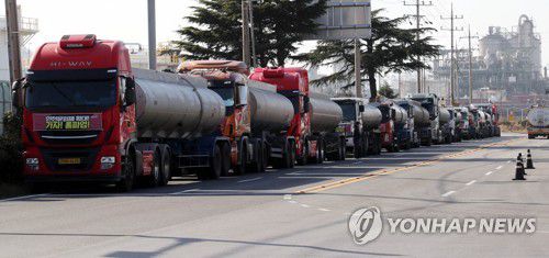 화물연대가 파업에 들어간 지난 11월 24일 석유화학업체가 밀집한 전남 여수국가산업단지에 화물차가 세워진 모습. [연합뉴스 자료사진]