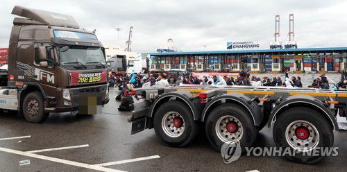 가로막힌 광양항(여수=연합뉴스) 장덕종 기자 = 화물연대 파업 엿새째인 29일 광양항 입구가 집회 중인 화물연대 조합원들과 이들이 세워둔 화물차로 가로막혀 있다. 2022.11.29 cbebop@yna.co.kr