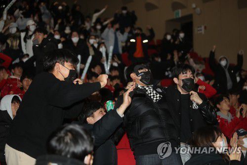 우리나라도 골!(광주=연합뉴스) 차지욱 기자 = 2022 카타르 월드컵 16강 한국과 브라질 경기가 열린 6일 오전 조규성 선수 모교인 광주대학교 호심관에 모인 학생들이 백승호 선수의 골이 들어가자 환호하고 있다. 2022.12.6 uk@yna.co.kr