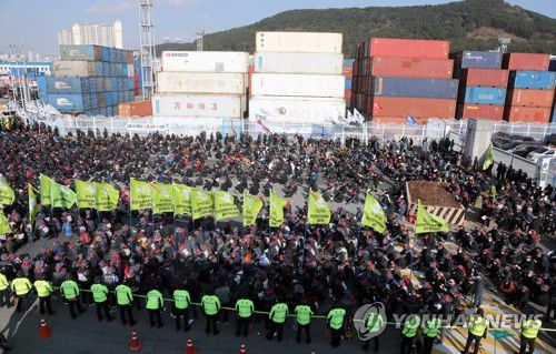 부산 민주노총, 총파업·총력 투쟁 결의대회(부산=연합뉴스) 강덕철 기자 = 화물연대 총파업이 13일째를 맞은 가운데 부산 민주노총 조합원들이 6일 오후 부산 남구 신선대부두 앞에서 화물연대 총파업에 대해 정부가 내린 업무개시명령을 규탄하는 총파업·투쟁대회 집회를 하고 있다. 2022.12.6 kangdcc@yna.co.kr