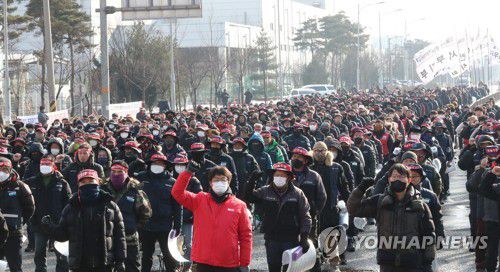 "화물연대 총파업 승리"(당진=연합뉴스) 김소연 기자 = 민주노총 세종충남본부·화물연대 관계자들이 6일 충남 당진시 현대제철 당진제철소 앞에서 총파업·총력투쟁 결의대회를 하고 있다. 2022.12.6 soyun@yna.co.kr