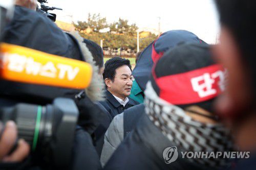 포항에 도착한 원희룡(포항=연합뉴스) 손대성 기자 = 원희룡 국토교통부 장관이 6일 경북 포항시 남구 오천읍 포항철강산업단지 내 민주노총 공공운수노조 화물연대본부(화물연대) 포항지역본부의 총파업(운송거부) 천막 농성장에서 화물연대 지도부와 협의하기 위해 들어가고 있다. 2022.12.6 sds123@yna.co.kr