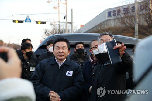 파업 현장 방문한 국토부 장관(포항=연합뉴스) 손대성 기자 = 원희룡 국토교통부 장관이 6일 경북 포항시 남구 오천읍 포항철강산업단지 내 민주노총 공공운수노조 화물연대본부(화물연대) 포항지역본부의 총파업(운송거부) 천막 농성장에서 화물연대 지도부와 협의하기 위해 들어가고 있다. 2022.12.6 sds123@yna.co.kr