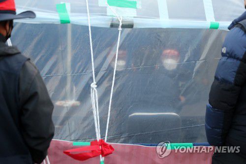 협의하는 원희룡 장관과 화물연대 지도부(포항=연합뉴스) 손대성 기자 = 원희룡 국토교통부 장관(천막 내 등 돌린 사람)이 6일 경북 포항시 남구 오천읍 포항철강산업단지 내 민주노총 공공운수노조 화물연대본부(화물연대) 포항지역본부의 총파업(운송거부) 천막 농성장에서 화물연대 지도부와 협의하고 있다. 2022.12.6 sds123@yna.co.kr