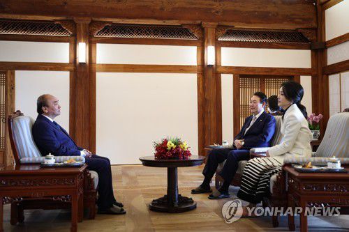 윤 대통령 부부, 청와대 상춘재에서 베트남 국가주석과 차담(서울=연합뉴스) 서명곤 기자 = 윤석열 대통령과 김건희 여사가 6일 오후 청와대 상춘재에서 응우옌 쑤언 푹 베트남 국가주석과 차담을 하고 있다. 2022.12.6 [대통령실 제공, 재판매 및 DB 금지] seephoto@yna.co.kr