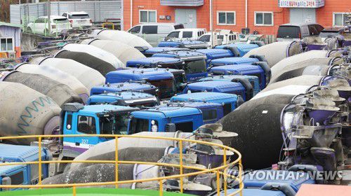 멈춰 선 레미콘 차량(화성=연합뉴스) 홍기원 기자 = 화물연대 파업 엿새째인 29일 오전 경기도 화성시의 한 레미콘 업체에 레미콘 차량이 멈춰 서있다. 2022.11.29 xanadu@yna.co.kr