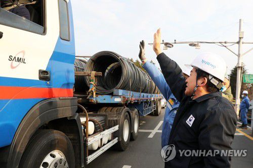 손 흔드는 원희룡 장관(포항=연합뉴스) 손대성 기자 = 민주노총 공공운수노조 화물연대본부(화물연대)의 파업(운송거부)이 이어지는 가운데 원희룡 국토교통부 장관이 7일 경북 포항시 남구 포스코 포항제철소를 찾아 화물차 운행 상황을 점검하고 있다. 2022.12.7 sds123@yna.co.kr