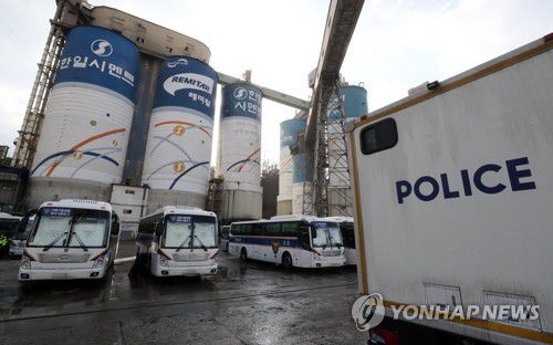 단양 시멘트공장에 배치된 경찰(단양=연합뉴스) 천경환 기자 = 민주노총 화물연대가 시멘트 공장이 몰려있는 충북 단양에서 사흘간 총력 투쟁을 전개키로 한 가운데 경찰이 7일 만일의 사태에 대비, 한일시멘트와 성신양회 주변에 경비인력을 배치하고 있다. 2022.12.7 kw@yna.co.kr