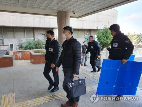 화물연대 압수 수색을 하는 경찰(포항=연합뉴스) 경북경찰청이 7일 오후 민주노총 공공운수노조 화물연대본부 포항지역본부 사무실을 압수수색 하고 있다. 화물연대 관계자는 운송사 업체 관계자들에게 "파업에 동참하지 않으면 응징하겠다"는 내용의 문자메시지를 보낸 혐의(특수협박)를 받고 있다. 2022.12.7 [경북경찰청 제공, 재판매 및 DB 금지] sunhyung@yna.co.kr