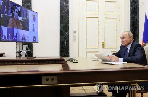 러 인권이사회 연례 회의서 발언하는 푸틴 대통령(모스크바 타스=연합뉴스) 블라디미르 푸틴 대통령이 7일(현지시간) 인권이사회 연례 회의를 주재했다. 그는 TV로 방송된 회의에서 "핵전쟁 위기가 고조되고 있다"며 "러시아는 핵무기를 방어 수단이자 잠재적 반격 수단으로 간주한다"고 말했다. 2022.12.7 photo@yna.co.kr