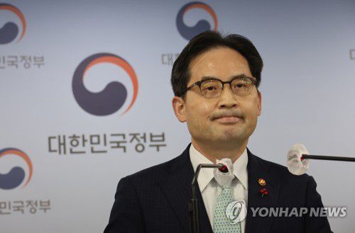 '화물연대의 조사방해 행위'에 엄정 대응 발표하는 한기정 공정거래위원장(서울=연합뉴스) 김승두 기자 = 한기정 공정거래위원장이 2일 정부서울청사 브리핑실에서 '화물연대의 조사방해 행위'에 엄정 대응원칙을 발표하고 있다. 2022.12.8 kimsdoo@yna.co.kr