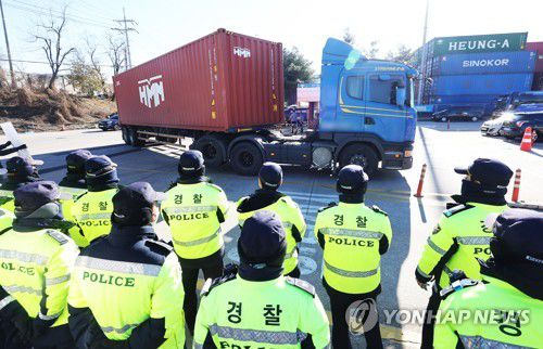 의왕 ICD 경비 중인 경찰[촬영 홍기원]