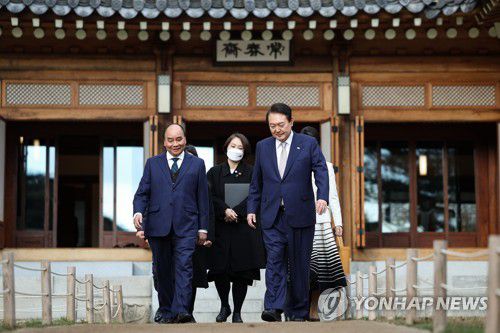 청와대 상춘재 나서는 윤 대통령 부부와 베트남 국가주석(서울=연합뉴스) 서명곤 기자 = 윤석열 대통령과 김건희 여사가 6일 오후 청와대 상춘재에서 응우옌 쑤언 푹 베트남 국가주석과 차담을 한 뒤 상춘재를 나서고 있다. 2022.12.6 [대통령실 제공, 재판매 및 DB 금지] seephoto@yna.co.kr