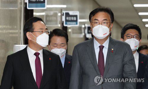 비상대책위원회의 참석하며 대화하는 정진석과 주호영(서울=연합뉴스) 하사헌 기자 = 국민의힘 정진석 비상대책위원장과 주호영 원내대표가 8일 오전 서울 여의도 국회에서 열린 비상대책위원회의에 참석하며 대화하고 있다. 2022.12.8 toadboy@yna.co.kr