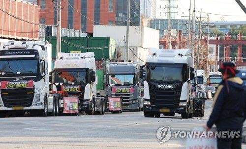 선전전 이어가는 화물연대(의왕=연합뉴스) 홍기원 기자 = 화물연대 파업 15일째인 8일 오후 경기도 의왕시 내륙컨테이너기지(ICD)에서 화물연대 조합원들이 선전전을 하고 있다. 2022.12.8 xanadu@yna.co.kr
