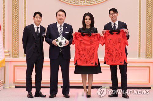 손흥민·이강인 선수에게서 축구공과 유니폼 선물받은 윤 대통령 부부(서울=연합뉴스) 서명곤 기자 = 윤석열 대통령과 김건희 여사가 8일 청와대 영빈관에서 열린 축구 국가대표팀 환영 만찬에서 손흥민 선수와 이강인 선수로부터 축구공과 유니폼을 선물받은 뒤 기념촬영을 하고 있다.  2022.12.8 seephoto@yna.co.kr