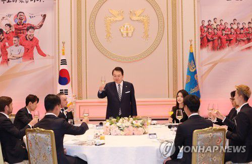 건배 제의하는 윤 대통령(서울=연합뉴스) 서명곤 기자 = 윤석열 대통령이 8일 청와대 영빈관에서 열린 축구 국가대표팀 환영 만찬에서 건배제의를 하고 있다.  2022.12.8 seephoto@yna.co.kr