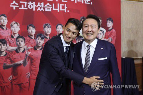 조유민 선수와 기념촬영하는 윤 대통령(서울=연합뉴스) 서명곤 기자 = 윤석열 대통령이  8일 청와대 영빈관에서 열린 축구 국가대표팀 환영 만찬을 마친 뒤 조유민 선수와 기념촬영을 하고 있다. 2022.12.8 [대통령실 제공, 재판매 및 DB 금지] seephoto@yna.co.kr