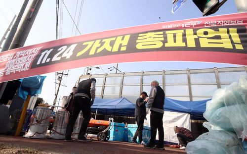 (전주=연합뉴스) 나보배 기자 = 민주노총 공공운수노조 화물연대본부(화물연대) 전북본부 조합원들이 군산시 소룡동 1부두 인근에 세워진 천막을 철거하고 있다. 2022.12.9