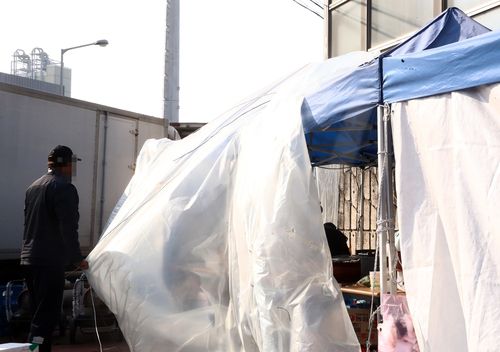 (전주=연합뉴스) 나보배 기자 = 민주노총 공공운수노조 화물연대본부(화물연대) 전북본부 조합원들이 군산시 소룡동 1부두 인근에 세워진 천막을 철거하고 있다. 2022.12.9