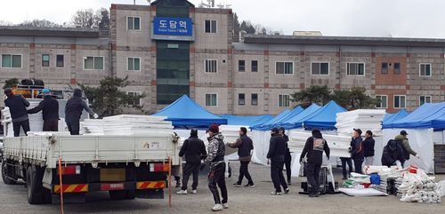 (단양=연합뉴스) 권정상 기자 = 9일 낮 화물연대 충북본부 조합원들이 파업 철회 찬반투표 결과 발표를 앞두고 도담역 앞 숙영지를 정리하고 있다. 2022.12.9