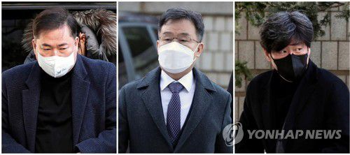 법정 향하는 유동규-김만배-남욱(서울=연합뉴스) 김인철 기자 = 유동규 전 성남도시개발공사 본부장(왼쪽부터), 화천대유자산관리 대주주 김만배 씨, 남욱 변호사가 5일 오전 서초구 서울중앙지방법원에서 열린 대장동 개발 사업 로비·특혜 의혹 관련 1심 속행 공판에 출석하고 있다. 2022.12.5 yatoya@yna.co.kr
