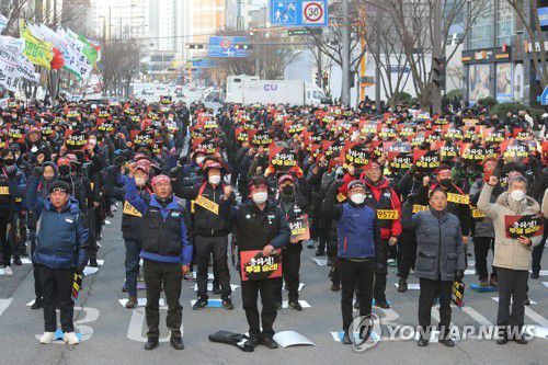 민주노총 광주본부 "화물노조 파업 정부 탄압 멈춰라"(광주=연합뉴스) 차지욱 기자 = 6일 오후 광주 서구 국민의힘 광주시당 앞 도로에서 민주노총 광주본부가 화물연대 총파업 투쟁을 지지하며 총파업·총력투쟁대회를 하고 있다. 2022.12.6 uk@yna.co.kr