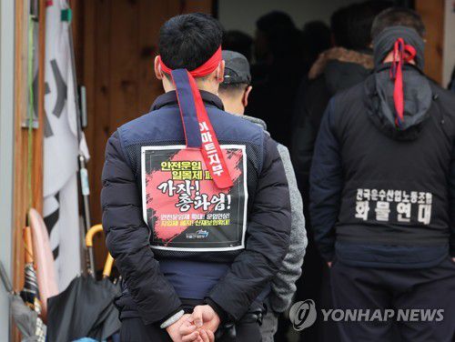 파업 철회 투표 참여하는 화물연대 조합원들(의왕=연합뉴스) 홍기원 기자 = 9일 오전 경기도 의왕시 화물연대 서울경기지역본부에서 조합원들이 파업 철회 찬반 투표를 위해 줄을 서있다. 2022.12.9 xanadu@yna.co.kr