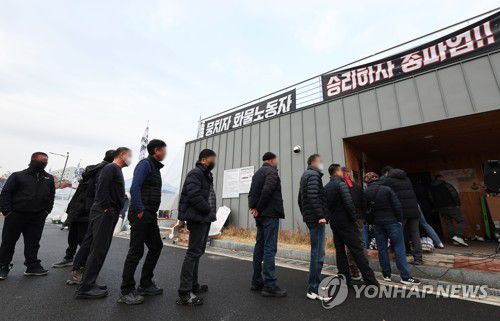 파업 철회 투표 참여하는 화물연대 조합원들(의왕=연합뉴스) 홍기원 기자 = 9일 오전 경기도 의왕시 화물연대 서울경기지역본부에서 조합원들이 파업 철회 찬반 투표를 위해 줄을 서있다. 2022.12.9 xanadu@yna.co.kr