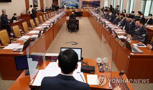 화물자동차 안전운임제 3년 연장안 국토교통위원회에서 가결(서울=연합뉴스) 하사헌 기자 = 김민기 국토교통위원장이 9일 오전 서울 여의도 국회에서 국민의힘이 불참한 가운데 열린 국토교통위원회 전체회의에서 의사봉을 두드리고 있다. 이날 국토교통위원회 전체회의에서는 화물자동차 안전운임제 3년 연장안(화물자동차 운수사업법 일부개정법률안을)이 가결됐다. 2022.12.9 toadboy@yna.co.kr