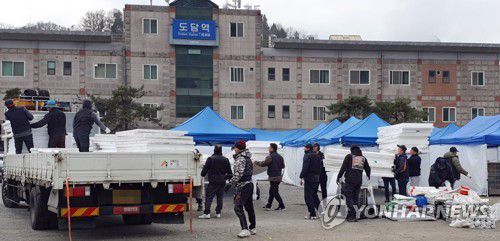 숙영지 정리하는 화물연대 조합원들(단양=연합뉴스) 권정상 기자 = 9일 낮 화물연대 충북본부 조합원들이 파업 철회 찬반투표 결과 발표를 앞두고 도담역 앞 숙영지를 정리하고 있다. 2022.12.9 kw@yna.co.kr