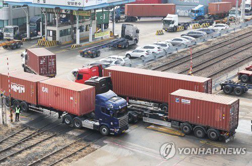 화물연대 파업 종료(의왕=연합뉴스) 홍기원 기자 = 화물연대가 파업을 종료하고 현장 복귀를 결정한 9일 경기도 의왕시 내륙컨테이너기지(ICD)에서 화물차가 분주하게 오가고 있다. 2022.12.9 xanadu@yna.co.kr