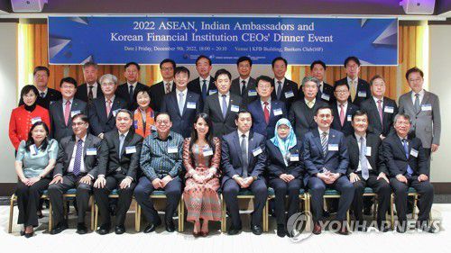 금융위-금감원-은행연합회, 주한 아세안·인도 대사 초청 만찬 간담회(서울=연합뉴스) 금융위원회와 금융감독원, 은행연합회가 9일 오후 서울 중구 은행회관 뱅커스클럽에서 주한 아세안·인도 대사 초청 만찬 간담회를 개최했다고 밝혔다. 김주현 금융위원장이 참석해 축사를 했으며, 이복현 금융감독원장, 김광수 은행연합회장을 비롯해 시중은행장들도 참석했다. 2022.12.9 [은행연합회 제공. 재판매 및 DB 금지] photo@yna.co.kr