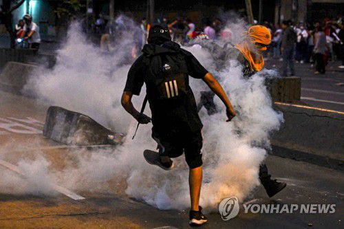 페루 경찰이 쏜 최루가스를 피하는 카스티요 지지자[AFP 연합뉴스 자료사진. 재판매 및 DB 금지]