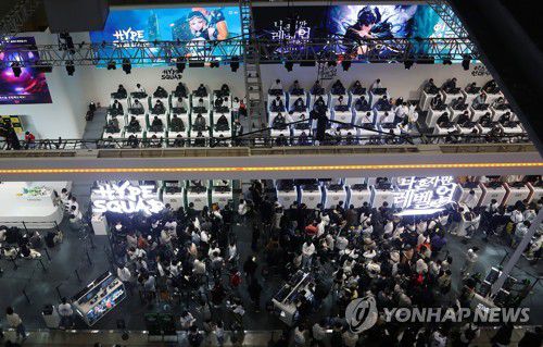 지스타 2022 현장(부산=연합뉴스) 강덕철 기자 = 17일 부산 벡스코에서 열린 국제게임전시회' 지스타(G-STAR) 2022'에서 관람객들이 최신작 게임을 즐기고 있다. 2022.11.17 kangdcc@yna.co.kr