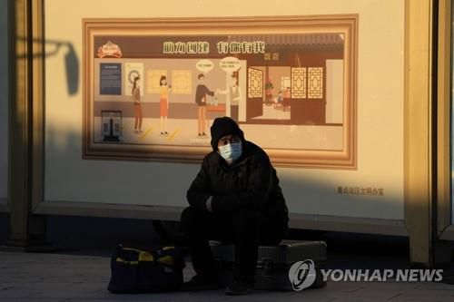 방역수칙 담긴 레스토랑 벽화 앞에 앉은 베이징 시민   (베이징 AP=연합뉴스) 8일(현지시간) 중국 베이징에서 마스크를 쓴 한 시민이 레스토랑 벽화 앞에 앉아 있다. 벽화에는 이 레스토랑에 들어갈 때 따라야 할 코로나 방역수칙이 담겨 있다. 중국 정부는 전날 고강도 '제로 코로나' 정책을 완화했다. 중국인들은 이를 반기면서도 완화된 조치 이행시 부작용은 없는지 신중한 반응을 보인다. 2022.12.09     clynnkim@yna.co.kr