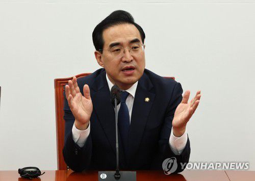 예산안 협상 과정 설명하는 박홍근 원내대표(서울=연합뉴스) 백승렬 기자 = 더불어민주당 박홍근 원내대표가 9일 오후 국회 원내대표실에서 여야 예산안 협상 과정을 설명하고 있다. 2022.12.9 srbaek@yna.co.kr