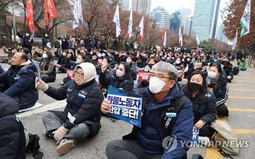 결의대회 하는 공공운수노조(서울=연합뉴스) 한상균 기자 = 민주노총 공공운수노조 화물연대본부가 10일 여의도에서 '화물안전운임제 사수 결의대회'를 하고 있다. 2022.12.10 xyz@yna.co.kr